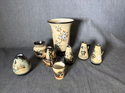 un groupe de vases posés sur une table