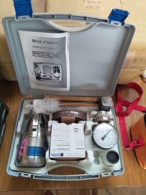 une valise remplie d'objets posée sur une table