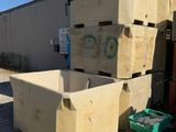 un tas de cartons et de caisses posés devant un bâtiment
