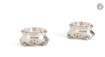 paire de chandeliers en argent sur fond blanc