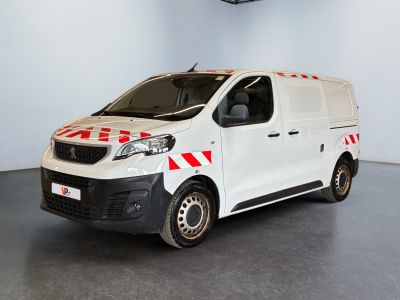 une camionnette blanche à rayures rouges et blanches garée à l'intérieur d'un bâtiment