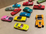 un grand nombre de voitures-jouets qui se trouvent sur la table