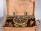 une boîte en bois contenant une plaque en laiton
