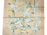 une image représentant un foulard en soie orné d'oiseaux