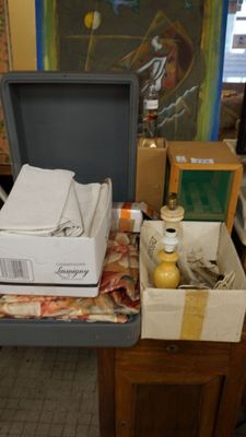 une valise posée sur une table