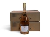 deux cartons de vin posés l'un à côté de l'autre sur une surface blanche