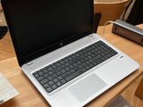 un ordinateur portable posé sur un bureau en bois