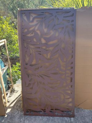 an image of a metal screen with a leaf design on it