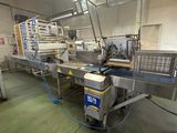 une image représentant une usine avec un tapis roulant et un tapis roulant