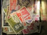 de nombreux timbres différents dans une boîte en métal posée sur une table