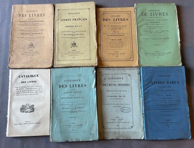 plusieurs vieux livres sont empilés sur une table