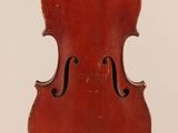 un vieux violon accroché au fond d'un mur blanc