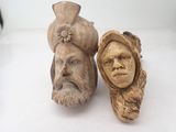 deux figurines d'un homme et d'une femme assis l'un à côté de l'autre