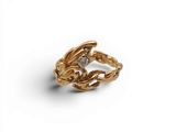 une image d'une bague en or avec un diamant au milieu