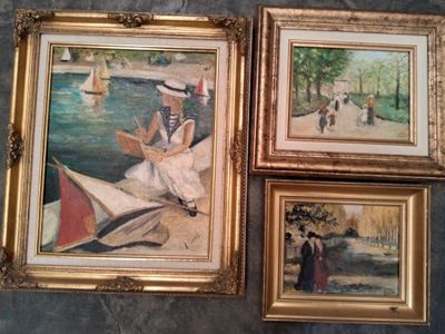 trois tableaux encadrés représentant une femme assise sur un bateau et un homme assis sur un bateau
