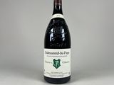 une bouteille de vin posée sur une table