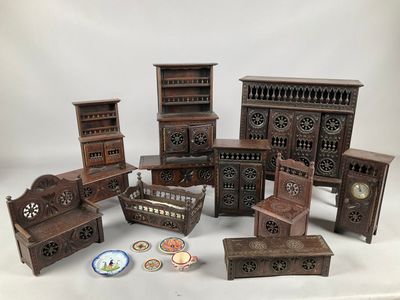 de nombreux meubles posés sur une table