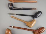 tout un tas de pipes de toutes sortes posées sur la table