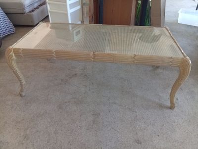 une table basse avec un plateau en verre dans un salon