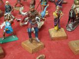 un grand nombre de figurines posées sur une table