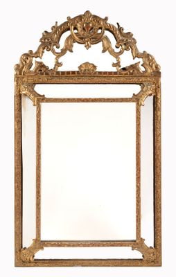 une image d'un miroir encadré d'or sur un fond blanc