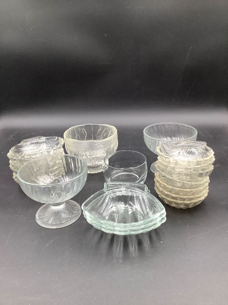 Regroupement de 20 coupes à glace ou fruits. Formes et tailles différentes. Les formes coquilles sont des Pyrex. Vend...