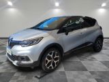 une voiture argentée est garée dans une pièce au sol en damier