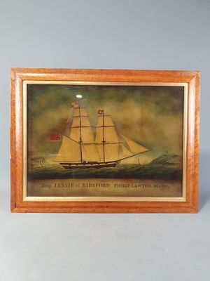 un tableau représentant un bateau, encadré dans un cadre en bois, posé sur une table