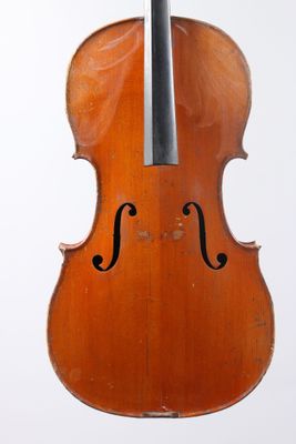 gros plan d'un violon avec un archet sur fond blanc
