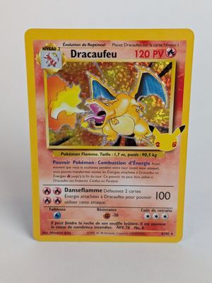 gros plan d'une carte pokemon sur une surface blanche