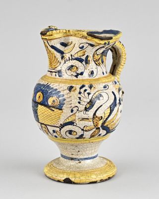 un vase posé sur une table