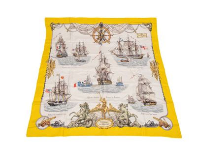 un gros plan sur une écharpe jaune et blanche ornée de bateaux