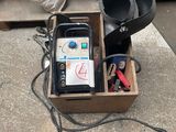 une boîte contenant un téléphone portable et d'autres objets