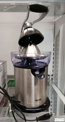 une photo d'un presse-agrumes en acier inoxydable dans un réfrigérateur