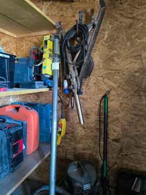 une étagère sur laquelle sont posés des outils, dans un garage