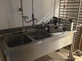 une cuisine équipée d'un évier et d'une échelle