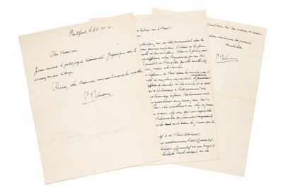 un paquet de trois feuilles portant des lettres, empilées les unes sur les autres