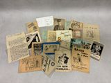 une pile de vieilles cartes postales posée sur une table