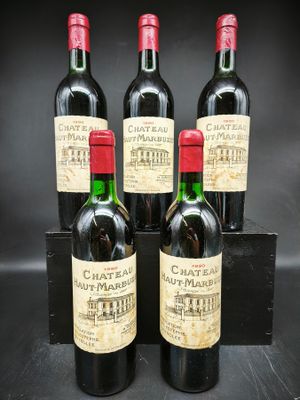 quatre bouteilles de vin du Château Lafitte présentées dans un coffret noir