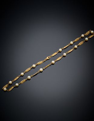 une paire de bracelets en or et perles