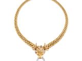 un collier en or et diamants orné d'une tête de lion