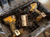 une boîte à outils contenant des outils, posée sur le sol