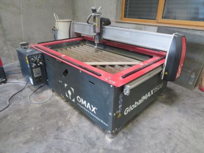 une grande machine installée dans une pièce