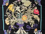 un gros plan sur un foulard carré orné d'un bouquet de fleurs