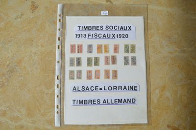 une affiche accrochée au mur sur laquelle on peut lire « timbres socialux »