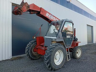 un tracteur garé devant un bâtiment
