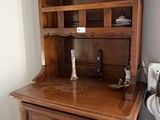 une armoire en bois avec des tiroirs et un lavabo dans la pièce