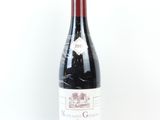 une bouteille de vin posée sur une table