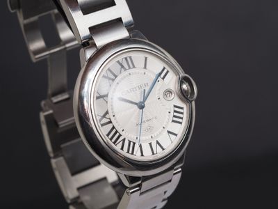 gros plan d'une montre-bracelet avec des chiffres romains
