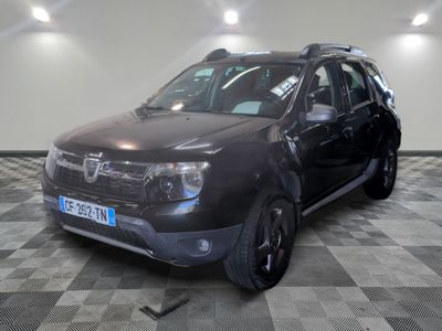 une photo d'une Dacia noire garée dans un showroom